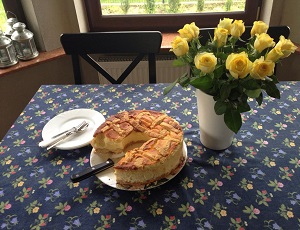 Stół, a na nim ciasto i kwiaty